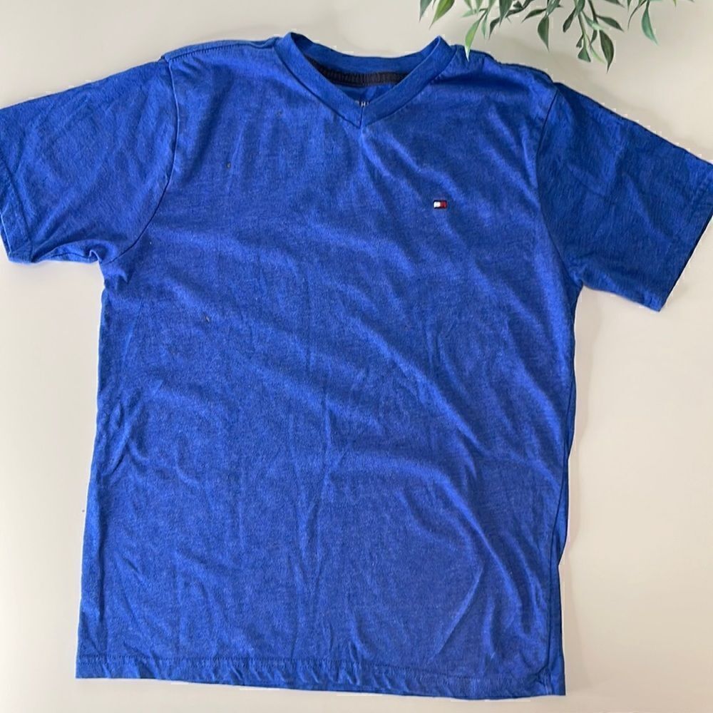Tommy Hilfiger Vneck T-shirt. Size Boys Medium (12-14). Blue.